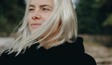 Blond włosy zrobiły się zielone? Nie musisz się przefarbowywać