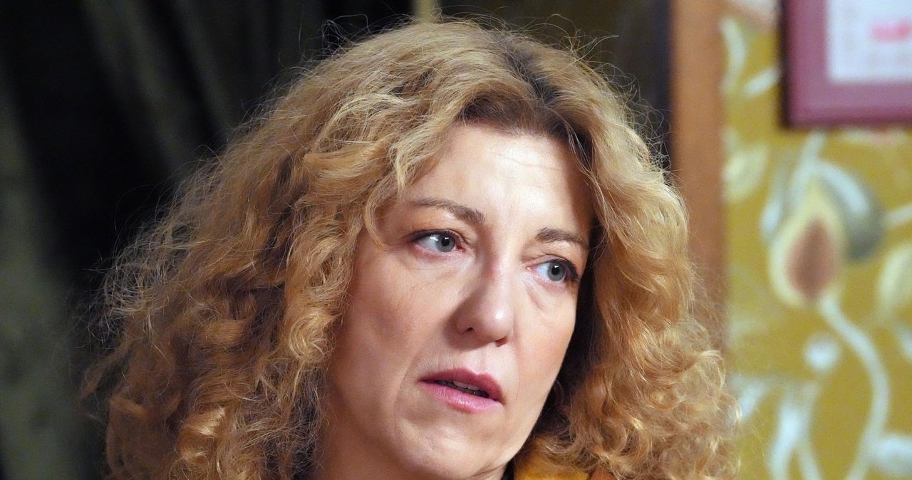 Blondyna (Hanna Klepacka) postanowi sprawdzić, na jakim etapie jest śledztwo w sprawie Poli /Źródło: AIM
