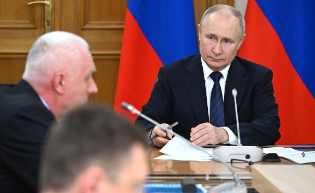 Bloomberg: Putin zasygnalizował, że jest otwarty na negocjacje ws. Ukrainy