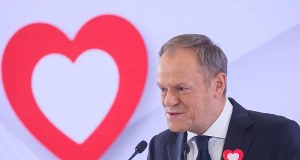 Bloomberg: Tusk naciska na koncerny z USA ws. elektrowni jądrowej w Polsce