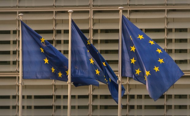 Bloomberg: UE rozważa zniesienie sankcji na niektórych Rosjan