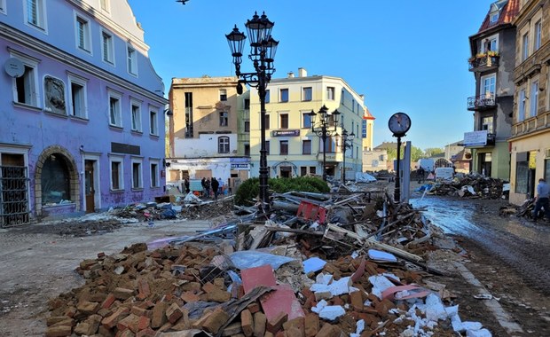 Błoto, piach i śmieci. Trwa wielkie sprzątanie Kłodzka