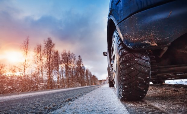 Błoto pośniegowe i śnieg na głównych trasach w Pomorskiem 