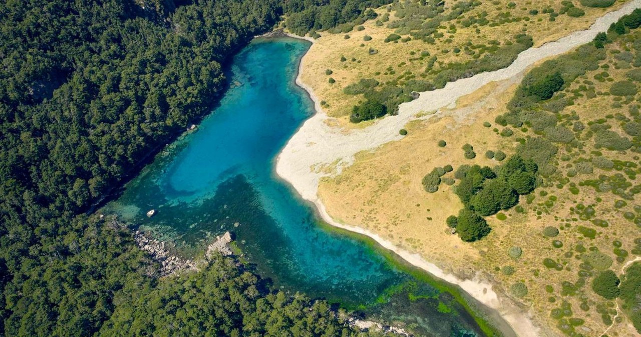 Blue Lake widziane z lotu ptaka. Najczystsze jezioro na Ziemi /Squashem /CC BY-SA 4.0