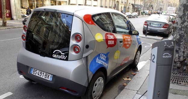 Bluecar na stacji ładowania /AFP