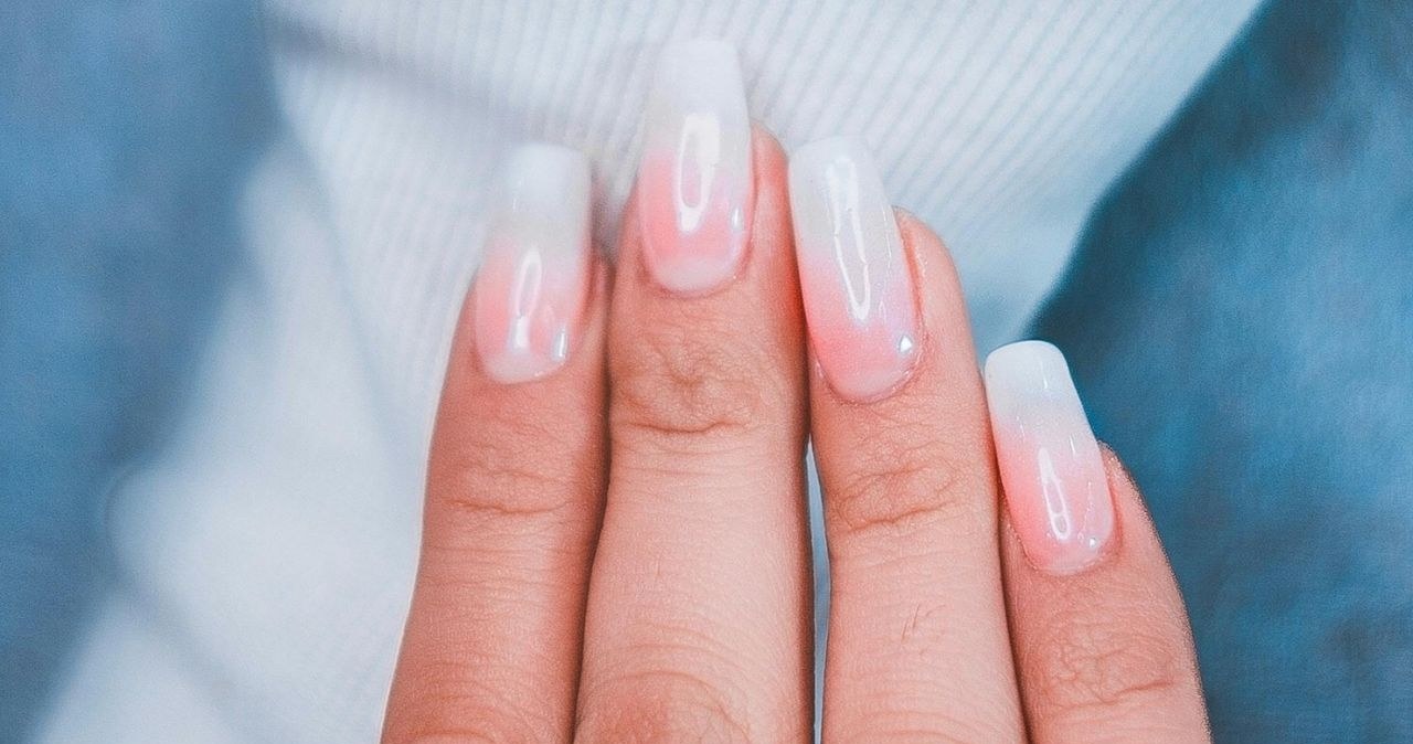 Blush nails to manicure inspirowany naturalnym różem na policzkach /abolfazl zarghami /pexels.com