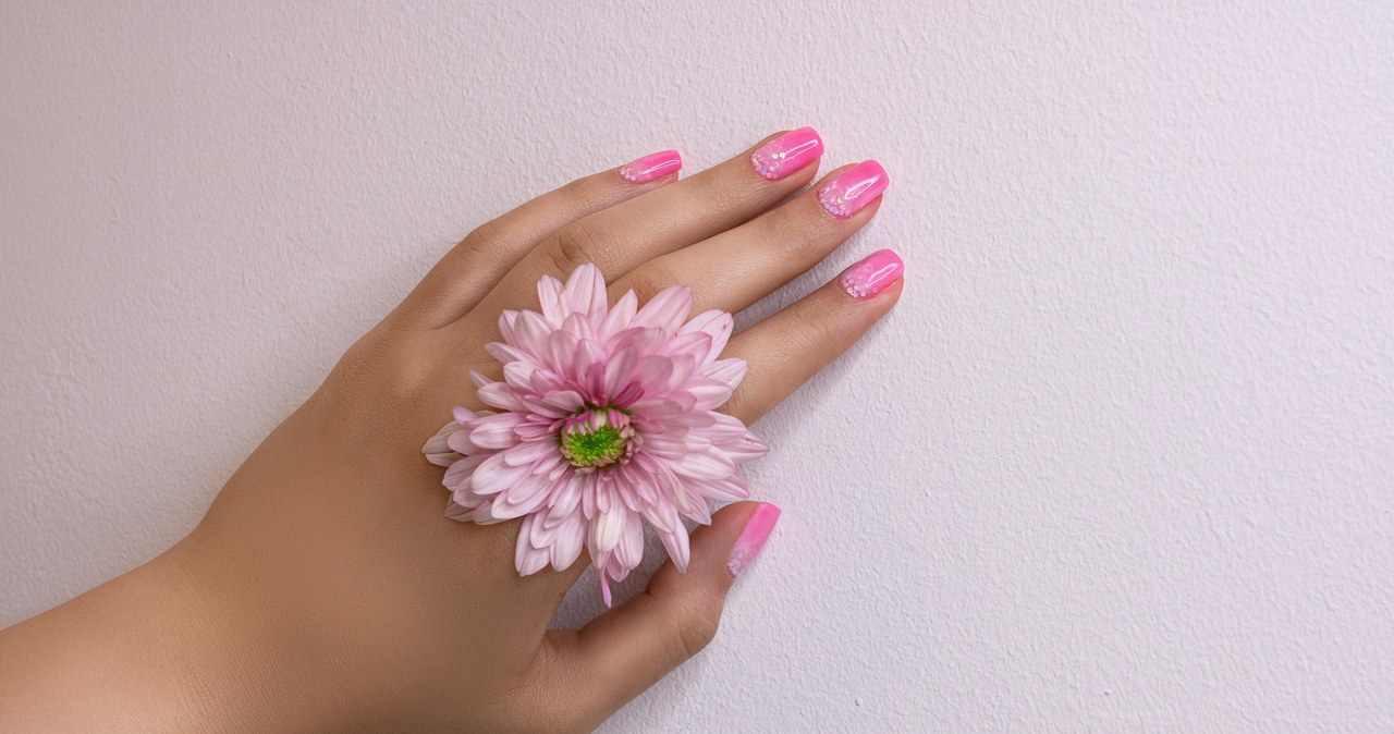 Blush nails to manicure w stylu clean girls / mehrab zahedbeigi /pexels.com