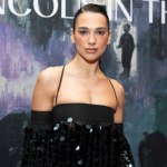 Dua Lipa Błysk cekinów, odważny fason. Dua Lipa zaskoczyła w operze. Suknia zrobiła furorę