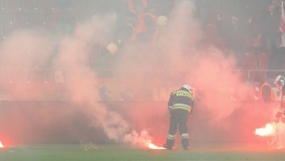 Błyskawiczna reakcja policji zapobiegła starciom podczas derbów Krakowa. Cracovia ukarana