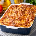Błyskawiczna zapiekanka makaronowa na obiad. Na pewno nie zostanie ci na drugi dzień