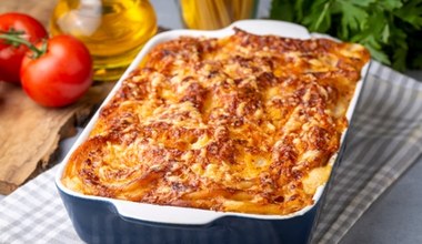 Błyskawiczna zapiekanka makaronowa na obiad. Na pewno nie zostanie ci na drugi dzień