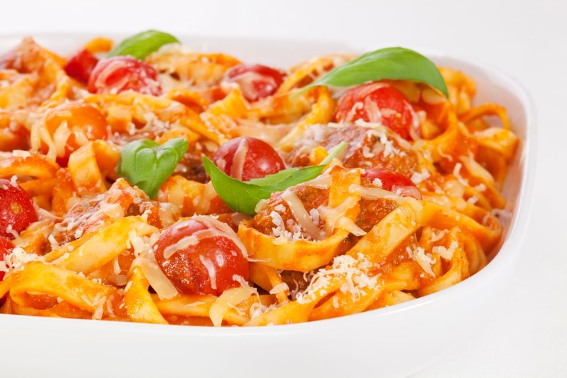 Błyskawiczne tagliatelle z pomidorami /123RF/PICSEL