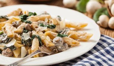 Błyskawiczny makaron z patelni, który uratuje zabiegany dzień. Przepis jak z włoskiej knajpki 