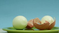Błyskawiczny sposób na obieranie jajek