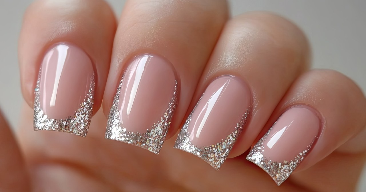 Błyszczący french to dobry wybór zarówno na Boże Narodzenie, jak i sylwestra /Pixel