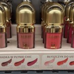 Błyszczyki z Biedronki wyglądają jak produkty znanej marki. Kosztują tylko 12,99 zł