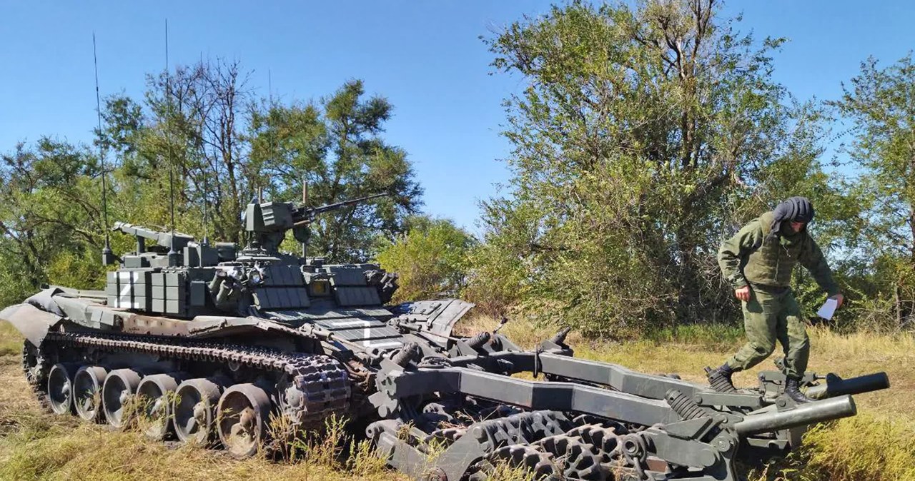 BMR-3MA Vepr to konstrukcja zbudowana na podwoziu czołgów T-90. Umożliwiają niszczenie zarówno zwykłych min lądowych, jak i min ze zdalnym zapalnikiem detonacyjnym) /Telegram/Rossijskaja Gazeta