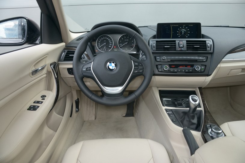 BMW 114i: Kupujący „jedynkę” z bazowym silnikiem nie jest skazany na ubogie wyposażenie. Seryjne jest bowiem niezłe, a dokupić można właściwie wszystkie dodatki. /Motor