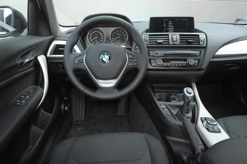 BMW 116i: Czarny kokpit jest praktyczniejszy od beżowego, a dzięki wielu aluminiowym wstawkom nie wygląda smutno. Poręczność kierownicy i ergonomia – na medal. /Motor