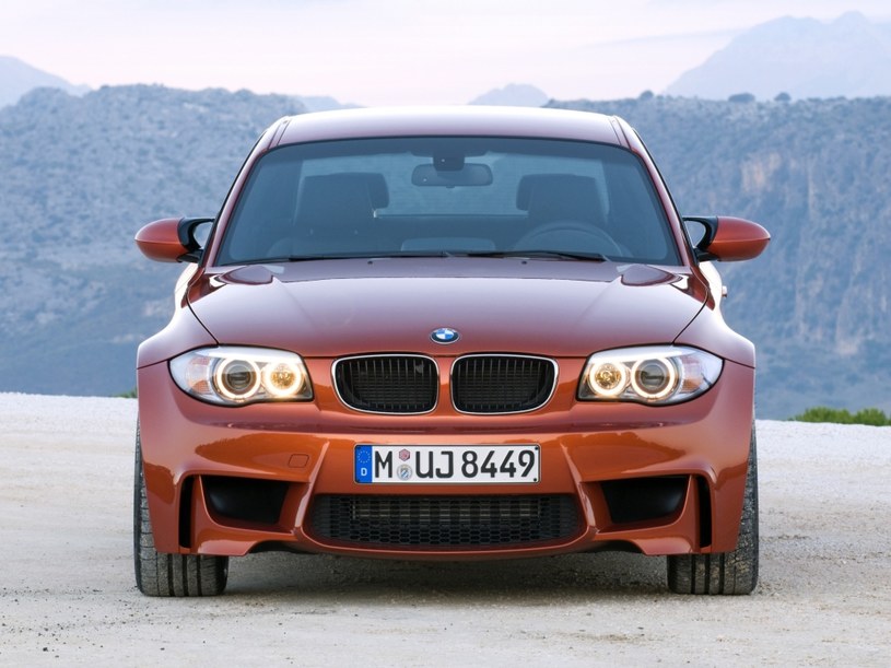 BMW 1M produkowano bazie odmiany Coupe. Model jest szerszy od bazowego o 55 mm. /BMW