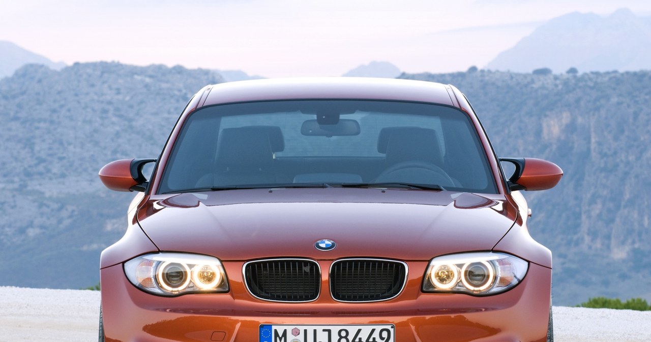 BMW 1M produkowano bazie odmiany Coupe. Model jest szerszy od bazowego o 55 mm. /BMW