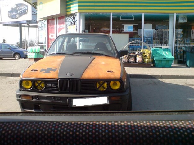 BMW 3 "stylizowane" na złom.