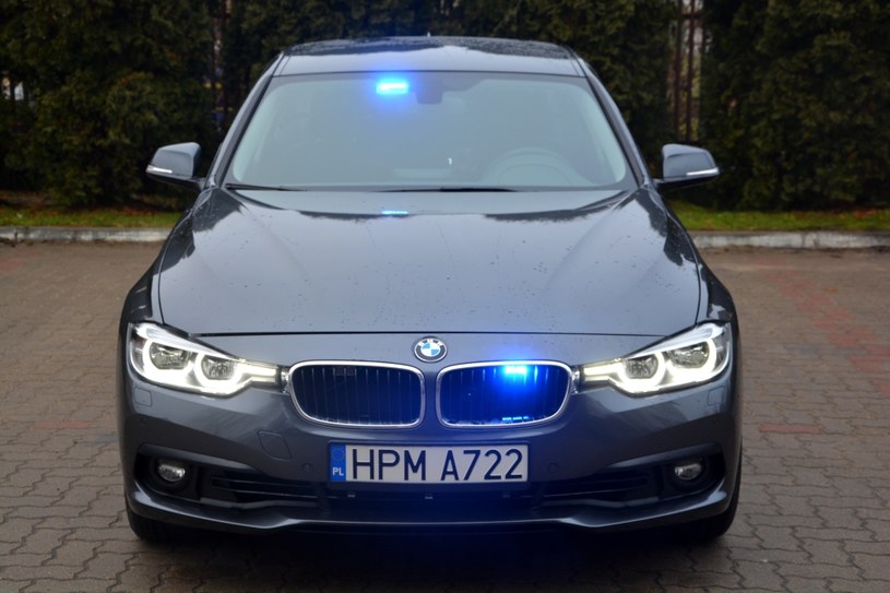 BMW 330i ma tablice, ale... nie "swoje" /Policja