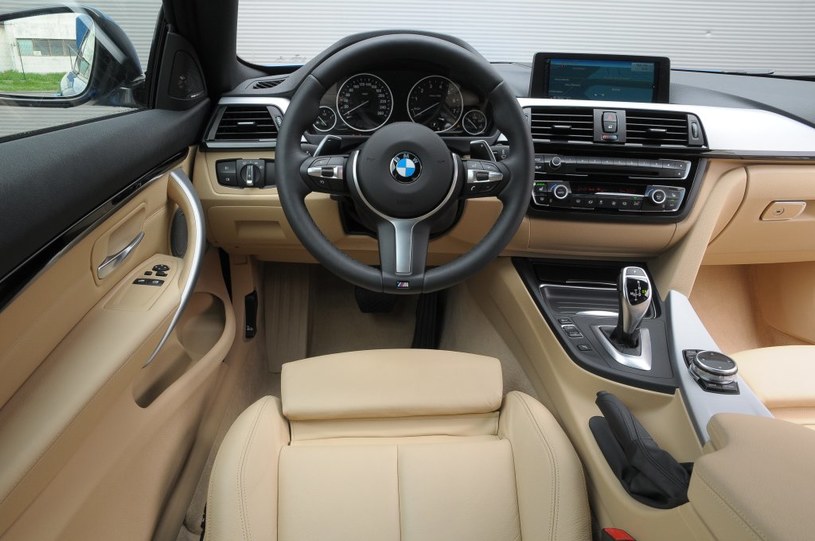 BMW 435i: sportowa kierownica wymaga dopłaty, a materiały robią lepsze wrażenie niż w M235i. Deska rozdzielcza została zaprojektowana według tych samych zasad funkcjonalności i ergonomii co w mniejszym BMW. Także tu wszystkie przyciski i przełączniki pracują bardzo precyzyjnie. /Motor