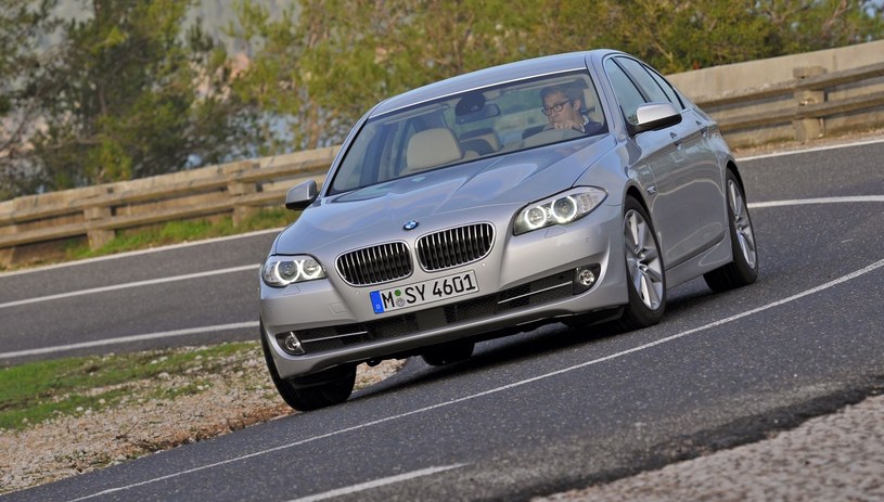 BMW 5 F10 było wyznacznikiem w swojej klasie w kwestii pewności prowadzenia, ale komfort jazdy też zapewniało wysoki /materiały prasowe