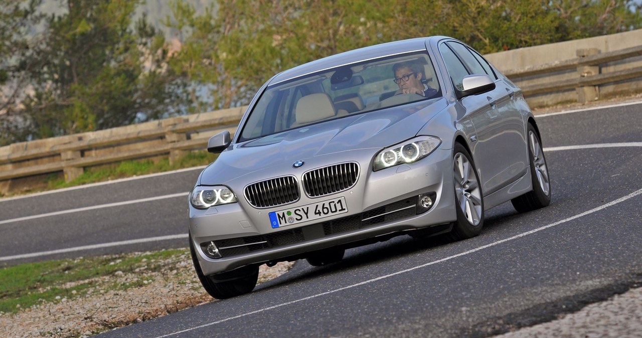 BMW 5 F10 było wyznacznikiem w swojej klasie w kwestii pewności prowadzenia, ale komfort jazdy też zapewniało wysoki /materiały prasowe