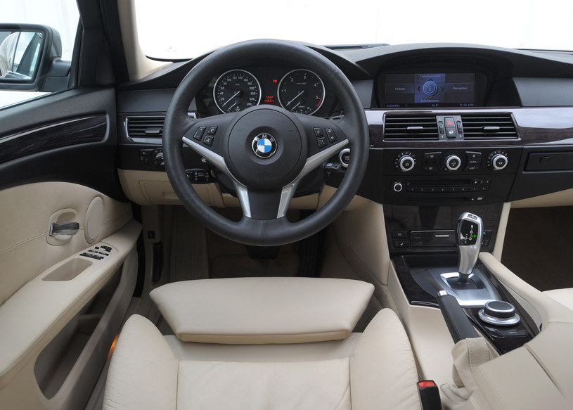 BMW 530d: rzadko spotyka się samochody doposażone w aż tak dużą liczbę opcji jak ten na zdjęciu (auto po liftingu). Jakość wykończenia jest bardzo wysoka, po 200 tys. km nie widać zużycia. /Motor