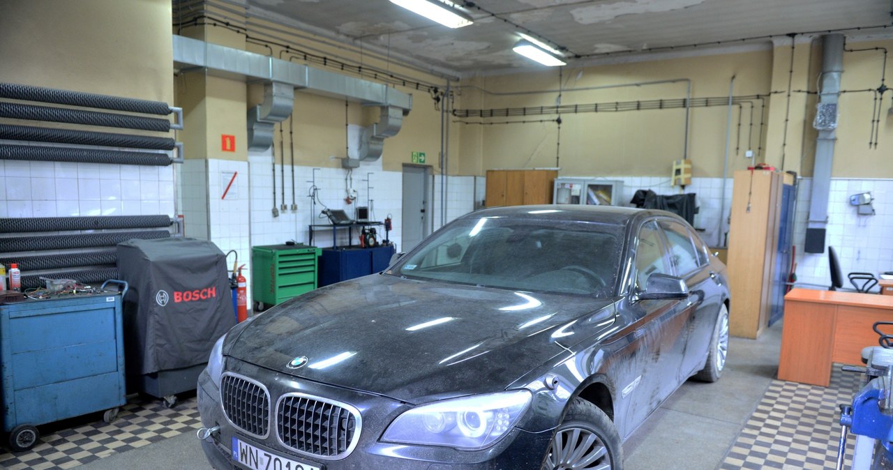 BMW 760 High Security prezydenta z uszkodzoną oponą /Jacek Turczyk /PAP