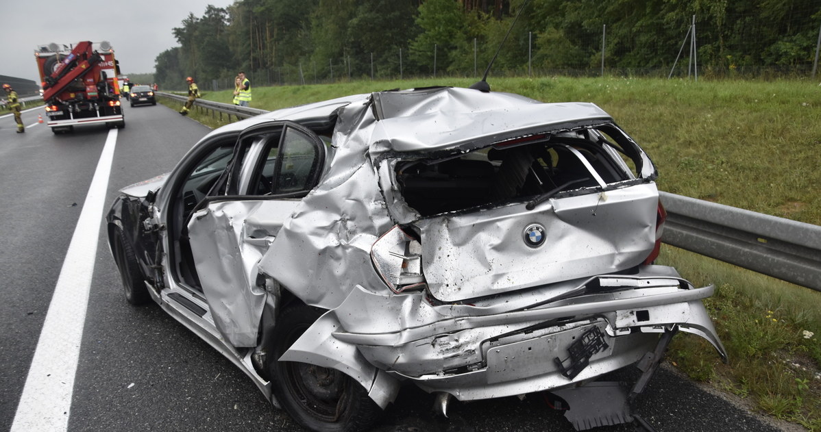 BMW było zaparkowane na pasie awaryjnym /Policja