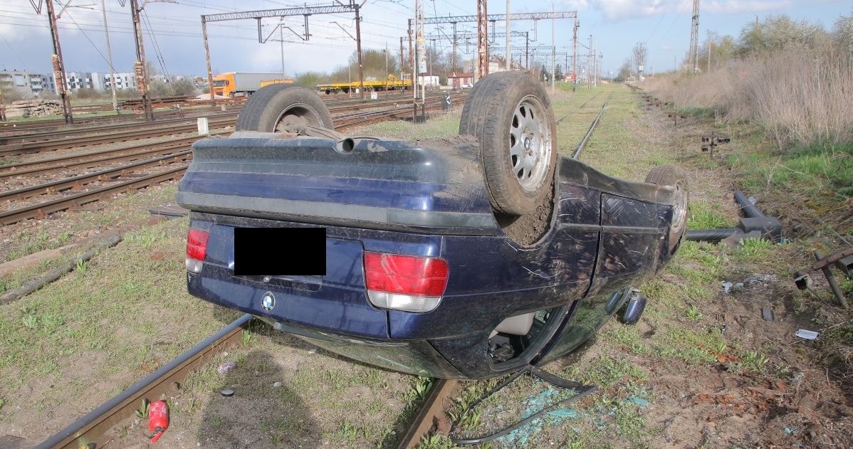 BMW dachowało, chłopcom nic się nie stało /Policja