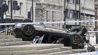 Bmw dachowało przy słynnej fontannie. Jedna osoba w stanie krytycznym