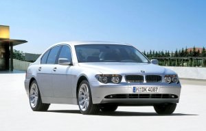 BMW E65/E66 (2001-2008) to mimo kontrowersyjnej stylizacji najlepiej sprzedająca się "siódemka" w historii modelu. /BMW