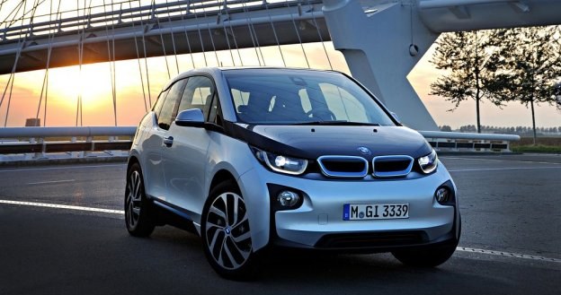 BMW i3 od podstaw powstało jako auto elektryczne. W rezultacie oferuje przestronność kompaktu przy długości auta klasy B (399 cm), a dzięki zastosowaniu lekkich materiałów waży jedynie 1195-1315 kg. /BMW