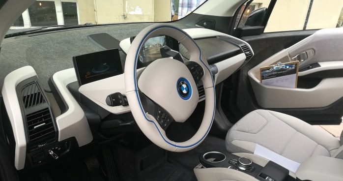 BMW i3 posiada dwa ekrany – centralny i odpowiadający za zegary /INTERIA.PL