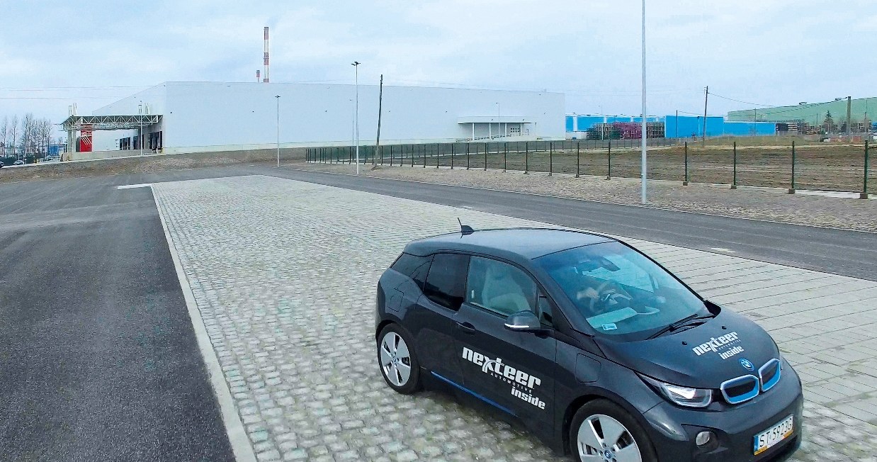 BMW i3 z układem kierowniczym Nexteer na torze testowym /Informacja prasowa