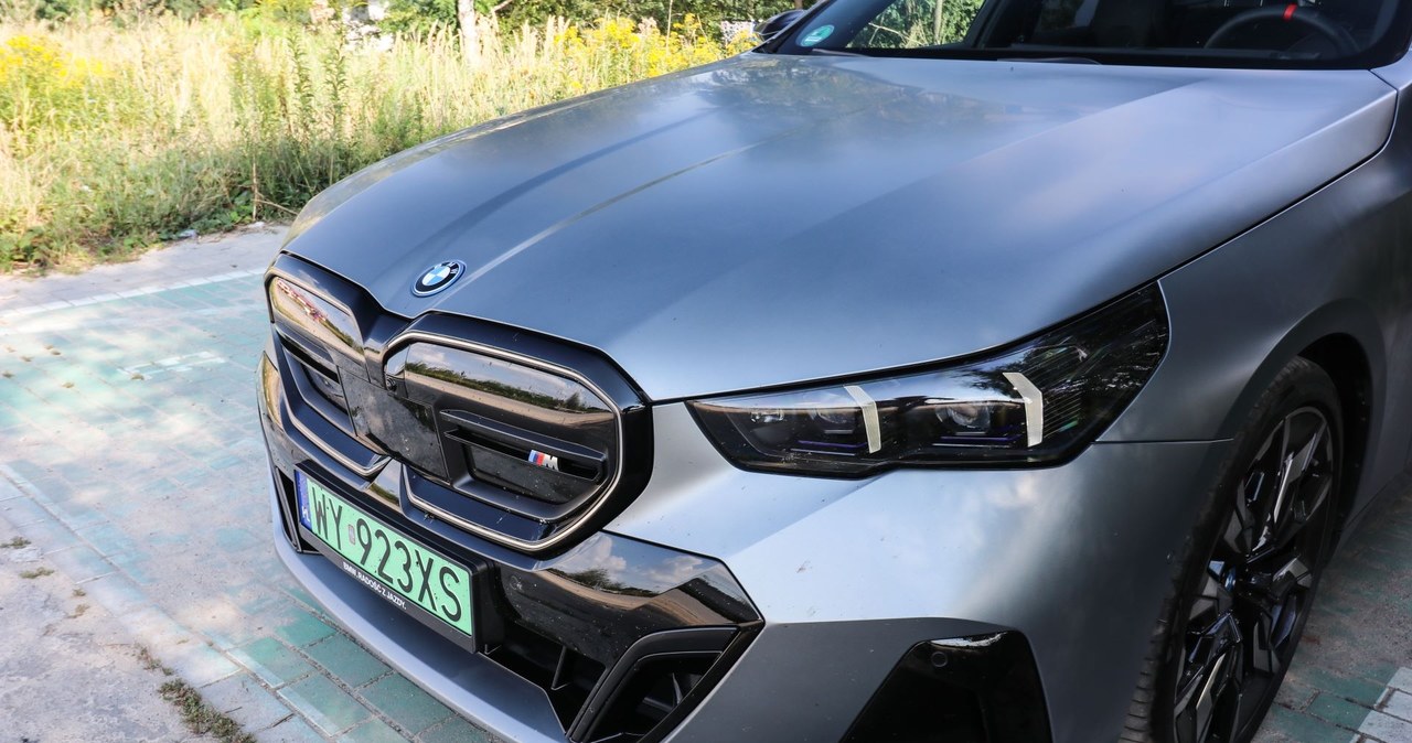 BMW i5 M60 xDrive Touring charakteryzuje się podświetlanym grillem. /Wiktor Kalkosiński   /INTERIA.PL