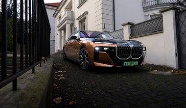 BMW i7 M70 to luksusowy pocisk. "Setka" w 3,7 sekundy, a z tyłu telewizor