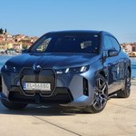 BMW iX xDrive60 miażdży zasięgiem. Cena? Spadła o prawie 50 tys. zł
