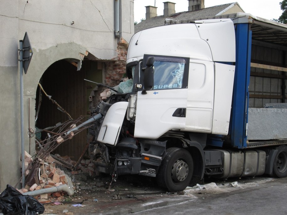 BMW jechało pod prąd, ciągnik odbił się od niego, uderzył w słup i ścianę budynku /Komenda Powiatowa PSP w Przasnyszu /