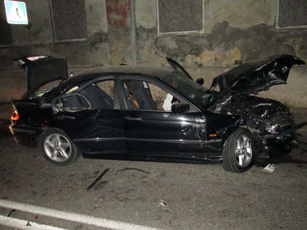 BMW jechało pod prąd, ciągnik odbił się od niego, uderzył w słup i ścianę budynku /Komenda Powiatowa PSP w Przasnyszu /