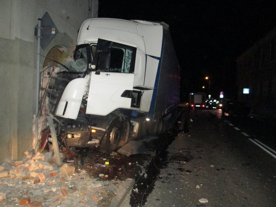 BMW jechało pod prąd, ciągnik odbił się od niego, uderzył w słup i ścianę budynku /Komenda Powiatowa PSP w Przasnyszu /