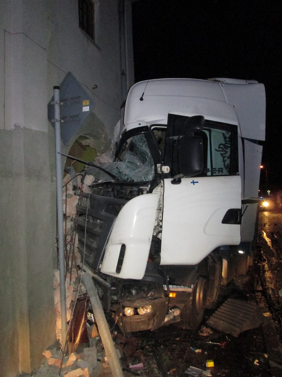 BMW jechało pod prąd, ciągnik odbił się od niego, uderzył w słup i ścianę budynku /Komenda Powiatowa PSP w Przasnyszu /