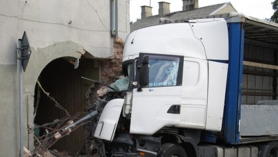 BMW jechało pod prąd, ciężarówka odbiła się od niego i uderzyła w budynek