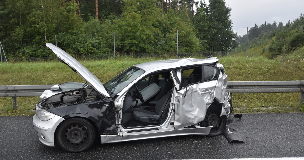 BMW już raczej nie będzie nadawało się do naprawy /Policja