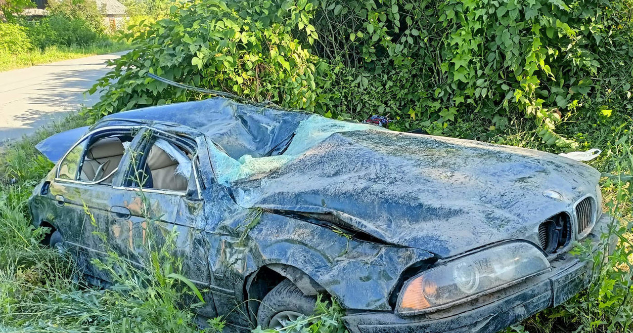 BMW kilkukrotnie koziołkowało, ale kierujący wysiadł z niego o własnych siłach / fot. OSP KSRG Rudnik /