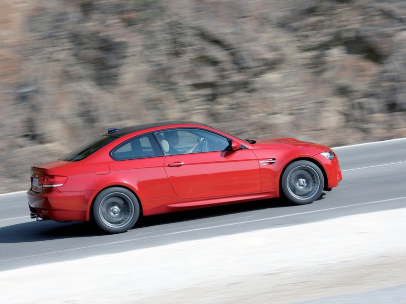 BMW M3 ma 420 KM i 100 km/h osiąga w 4,8 s. Masa własna – 1655 kg. Cena od 328 900 zł. /BMW